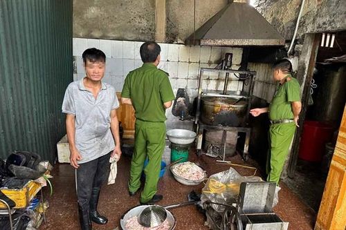 Bắt quả tang cơ sở sản xuất mỡ lợn bẩn tại Quảng Ninh