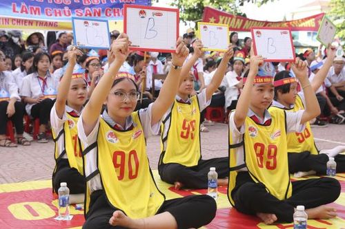 Gần 400 học sinh tham gia cuộc thi Rung chuông vàng 'Cùng em phòng chống thiên tai'