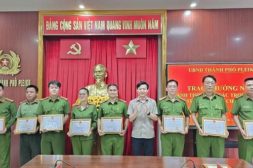 Khen thưởng đột xuất Công an TP Pleiku vì triệt xóa đường dây đánh bạc quy mô lớn