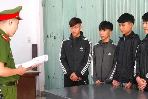 Nhóm thanh thiếu niên chém nhầm 3 người trên đường phố Đà Nẵng