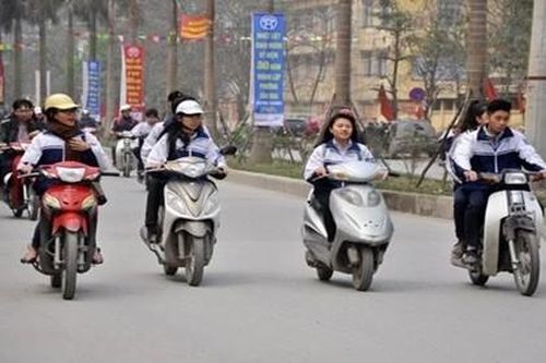 Từ năm 2025, những nhóm người nào không được lái xe máy?