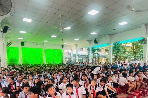 Trao tặng học bổng cùng nhiều phần quà cho học sinh hiếu học có hoàn cảnh khó khăn tại quận Bình Thạnh