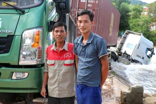 Chủ tịch tỉnh Bắc Giang tặng bằng khen cho 2 người dân cứu lái xe bị lũ cuốn