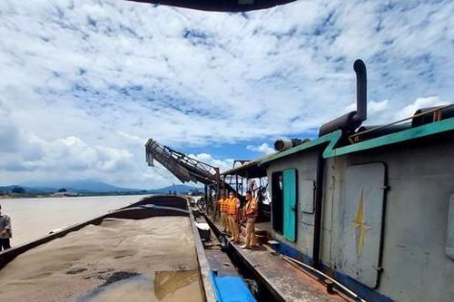 Phát hiện nhiều tàu cát hoạt động trái phép trên sông Đà