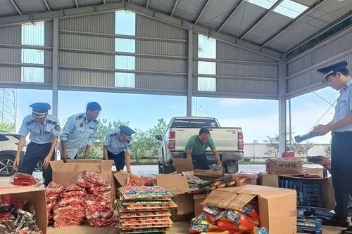 Thu giữ lượng lớn đồ chơi, thực phẩm không rõ nguồn gốc ở Thanh Hóa