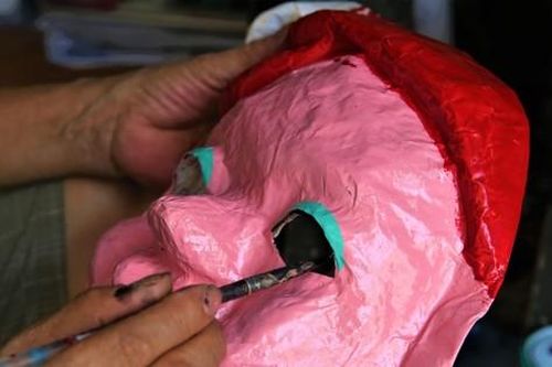 Thăm 'xưởng' mặt nạ giấy bồi duy nhất còn lại ở phố cổ Hà Nội