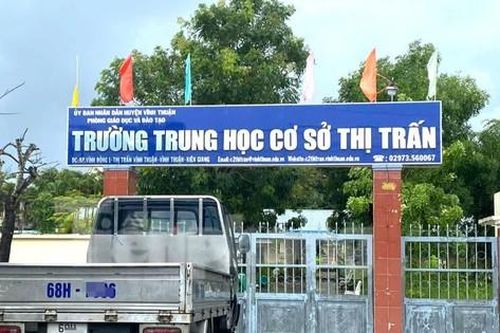 Vụ hiệu trưởng tự ý chuyển trường: Huyện yêu cầu dừng chuyển, tổ chức khai giảng ở trường cũ