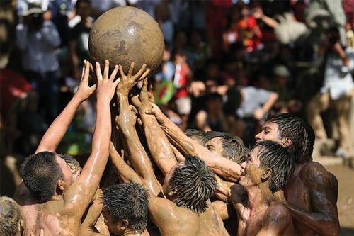 Hội vật cầu nước làng Vân