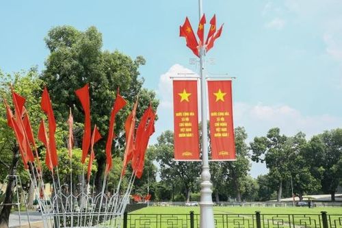 Đường phố Hà Nội rực rỡ cờ hoa chào mừng ngày Quốc khánh 2/9