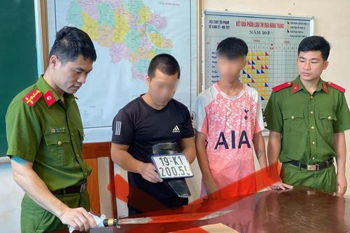 Nhóm thanh niên đuổi chém người vô cớ, khoe 'chiến tích' lên mạng