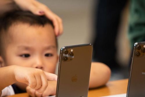 Trẻ dưới 11 tuổi chỉ nên dùng điện thoại 'cục gạch'