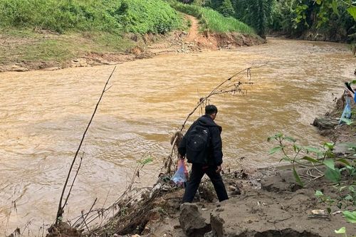 Cầu biến mất sau lũ, giáo viên phải cõng học sinh vượt suối dữ tựu trường