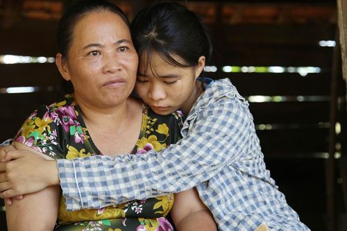 Không có bố, mẹ tâm thần, nữ sinh bật khóc khi nhận giấy báo trúng tuyển đại học