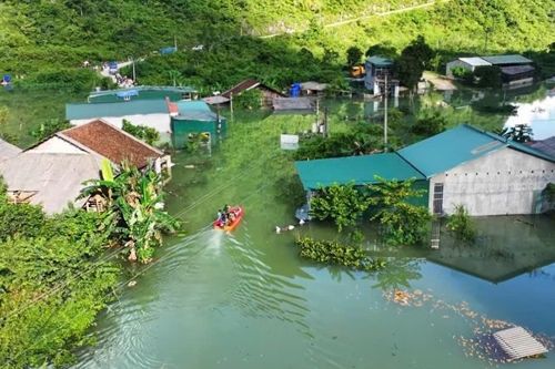 Ca đỡ đẻ đặc biệt trên xuồng cứu hộ giữa biển nước lũ ở Cao Bằng