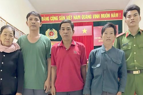 Người đàn ông đi lạc hơn 300km được công an chăm sóc, giúp tìm người thân