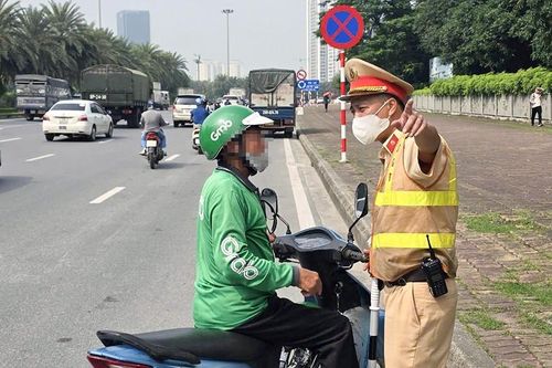 Tài xế xe ôm vi phạm giao thông được CSGT cho 'học lại' luật