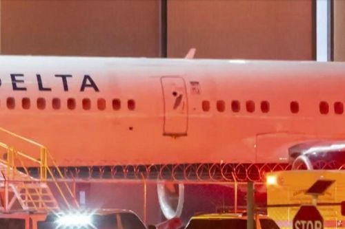 Lốp máy bay Boeing nổ làm hai người thiệt mạng