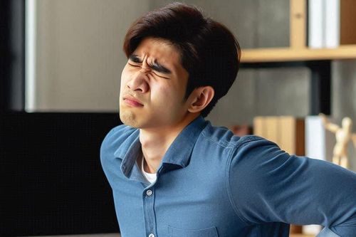 Người đàn ông trẻ nhận thông báo chỉ còn sống 6 tháng sau cơn đau lưng kéo dài