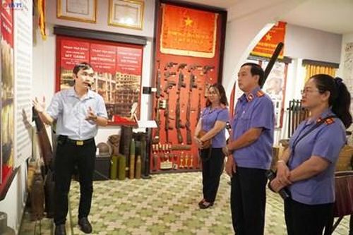 Chi bộ VKSND quận Phú Nhuận tổ chức sinh hoạt chuyên đề kết hợp về nguồn