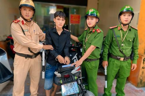 Kiểm tra vi phạm giao thông, phát hiện đối tượng tàng trữ ma túy