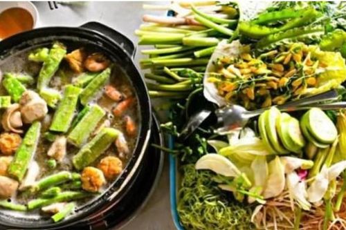Nó là 1 loài cỏ dại, xưa mọc đầy đồng hái cho lợn ăn, nay là đặc sản, không cần trồng cũng mọc sum suê, dân nhổ bán kiếm 600.000 đồng/ngày
