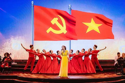 Đà Nẵng: Nhà hát Trưng Vương dàn dựng công phu chương trình nghệ thuật 'Tình Đất Nước'