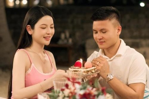 Tài sản Quang Hải khủng cỡ nào mà chi tiền tỷ tặng siêu xe cho vợ?