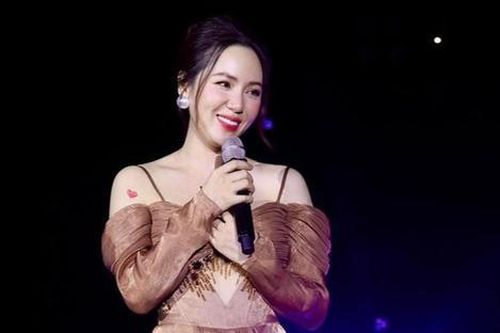 Phương Linh bật khóc trên sân khấu