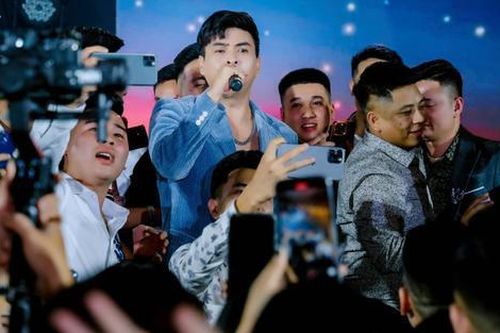 Hồ Quang Hiếu suýt gặp sự cố vì bị khán giả 'bao vây'