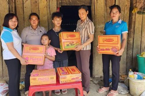Các cấp Hội LHPN Cao Bằng kịp thời thăm hỏi, tiếp tế người dân bị ảnh hưởng bởi mưa lũ