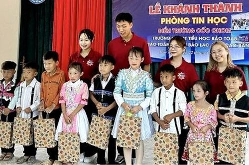 Trao tặng phòng tin học cho học sinh ở Cao Bằng