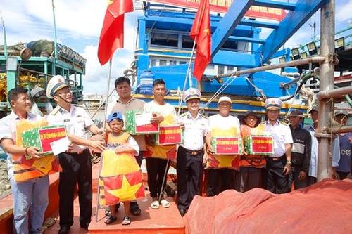 Tặng quà, khám sức khỏe miễn phí động viên ngư dân vươn khơi, bám biển
