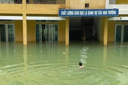 Bơi vào trường, hiệu trưởng thất thần khi chứng kiến mọi thứ chìm trong nước lũ