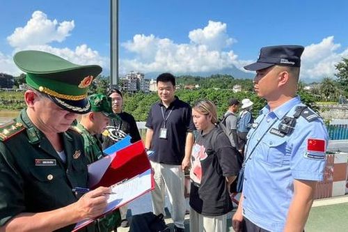 Lào Cai: Bộ đội biên phòng tiếp nhận 8 công dân nữ do lực lượng tuần tra liên hợp Trung Quốc trao trả