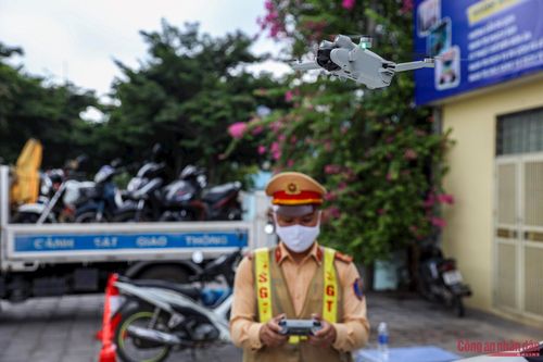 Tài xế ngỡ ngàng ký biên bản phạt vì flycam 'soi' lỗi