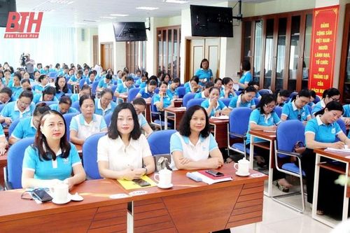 Bồi dưỡng lý luận chính trị và nghiệp vụ công tác hội cho cán bộ Hội phụ nữ cơ sở