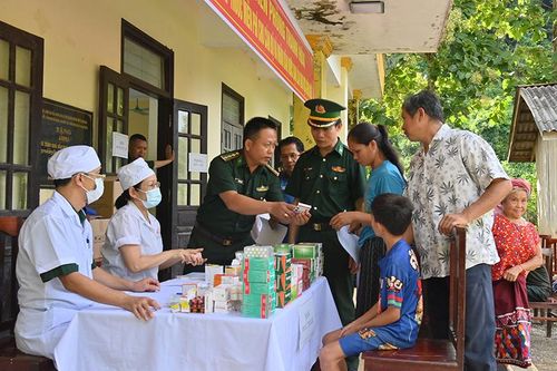 Khám bệnh, tư vấn sức khỏe cho lực lượng bảo vệ biên giới và nhân dân Lào ở khu vực biên giới