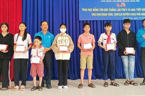 Liên đoàn Lao động huyện Châu Phú trao Học bổng Tôn Đức Thắng và quà 'tiếp sức đến trường'