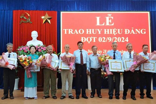 Ban Thường vụ Thành ủy Châu Đốc trao Huy hiệu Đảng đợt 2/9