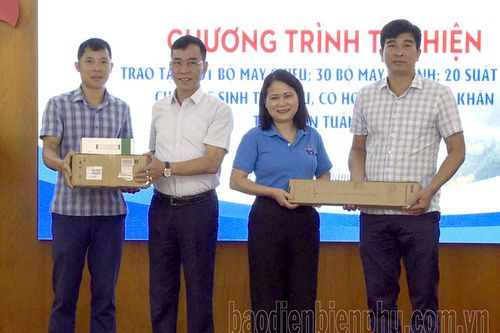 Trao tặng máy tính và quà tại huyện Tuần Giáo