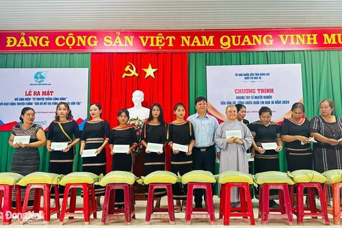 Khối thi đua 10 thực hiện chương trình Chung tay vì người nghèo tại huyện Tân Phú