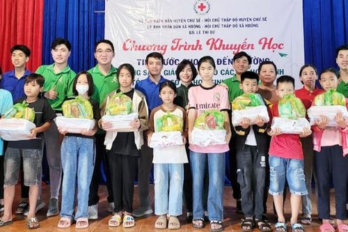 Hội Chữ thập đỏ ở Gia Lai chung tay chăm lo học sinh nghèo
