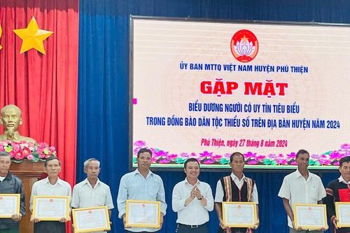 Phú Thiện biểu dương 74 người uy tín trong đồng bào dân tộc thiểu số