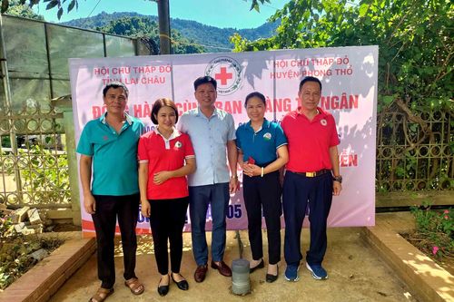 Trao tặng đường bê tông, giếng khoan và quà cho trường học, học sinh tại huyện Phong Thổ