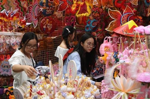 Phố Hàng Mã rực rỡ sắc màu trước thềm Trung thu