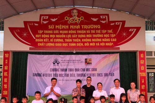 Sẻ chia yêu thương với học sinh vùng cao nhân dịp đầu năm học mới