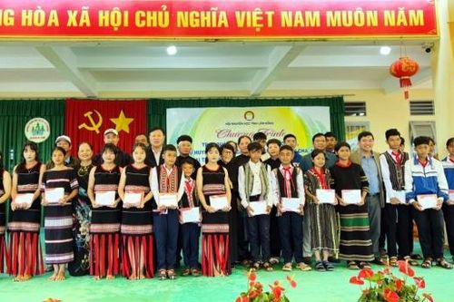 Trao tặng 250 phần quà, học bổng cho học sinh, đồng bào DTTS