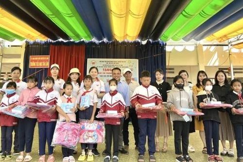 Di Linh: Trao tặng trên 400 phần quà tiếp bước tới trường cho học sinh khó khăn