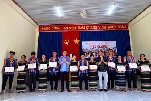 Bảo Lâm: Trao giấy chứng nhận cho 96 học viên tham gia khóa học truyền dạy cồng chiêng