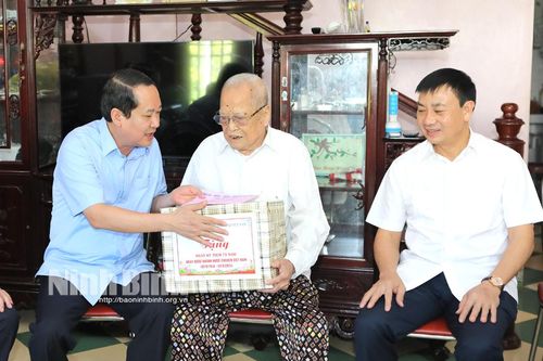 Các đồng chí lãnh đạo tỉnh thăm, tặng quà người có công với cách mạng